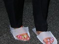 Ким Кардашиан сменила туфли на тапочки
