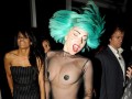 Lady GaGa пробивает себе дорогу грудью