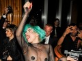 Lady GaGa пробивает себе дорогу грудью