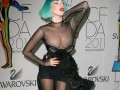 Lady GaGa пробиває собі дорогу грудьми