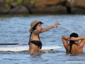 Рианна занимается серфингом на Гавайях