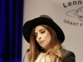 Lady GaGa получила награду LennonOno