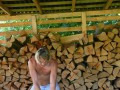 У новому кліпі «Моє серце не камінь» самотній Назар Савко нарубав дров