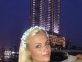 Маша Гойя гуляет по Дубаю в вышиванке и венке