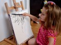 Художница превращает каракули двухлетней дочери в картины