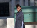 Шоу Chanel: моделі у спідницями з високими розрізами на паризьких вулицях