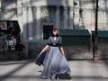 Шоу Chanel: моделі у спідницями з високими розрізами на паризьких вулицях