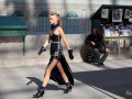 Шоу Chanel: модели в юбках с высокими разрезами на парижских улицах